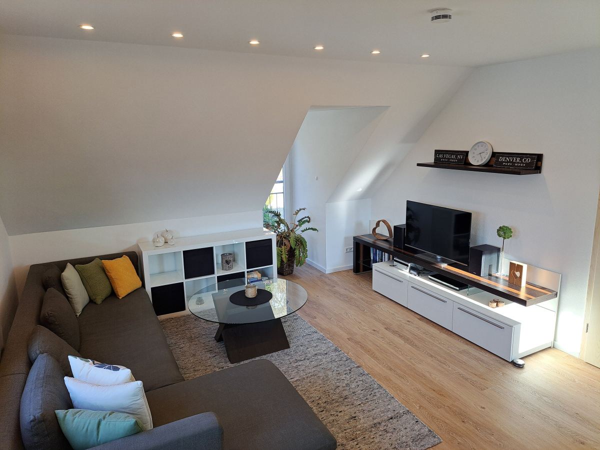 Wohnbereich mit TV und Regal