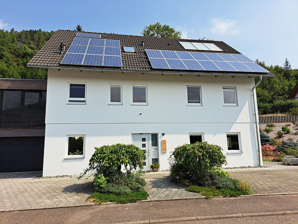 Hauseingang mit Parkplatz