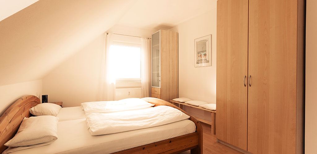 Schlafzimmer mit Doppelbett