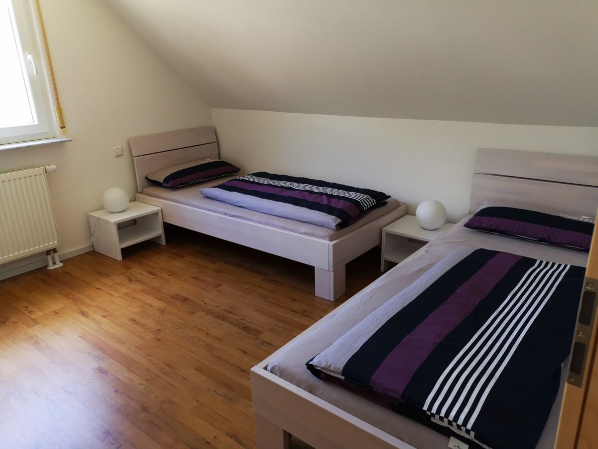 Zweites Schlafzimmer mit zwei Einzelbetten